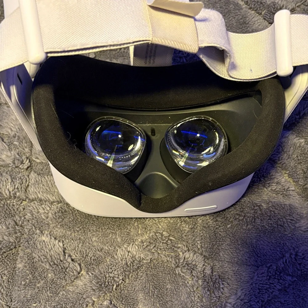 Oculus White VR Headset with Controllers